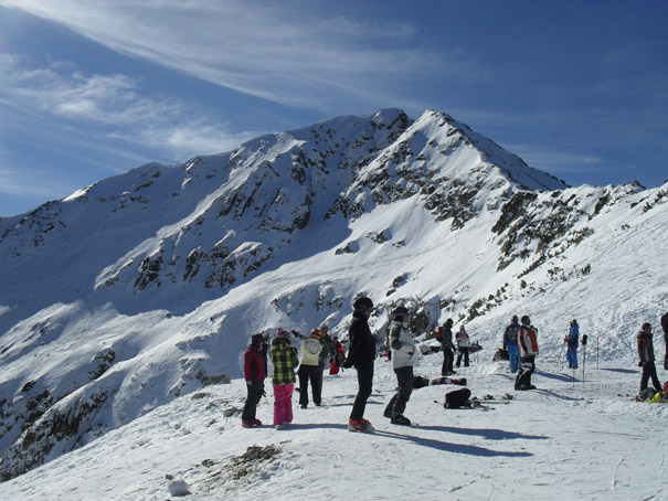 Planinski vrhovi, staze i skijasi u Banskom 09 A.jpg